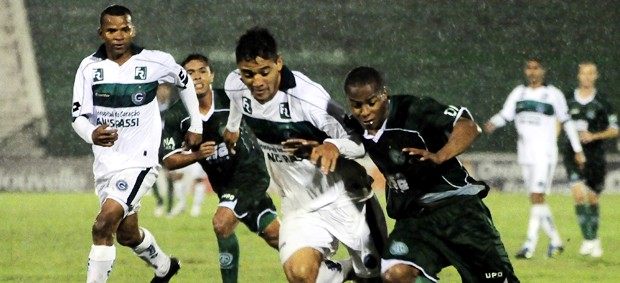 Atacante do Guarani, Thiaguinho disputa bola com zagueiro do Goiás em partida desta terça-feira (Foto: Rodrigo Villalba / Memory Press)