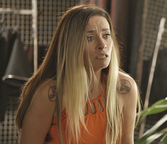 Janete mal acredita quando flagra Mel e Merlô juntos (Foto: TV Globo)