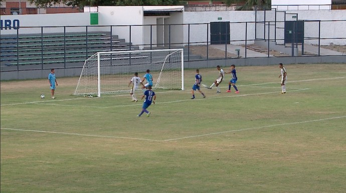 Zagueiro faz gol contra na Série B do Piauiense  (Foto: TV Clube )