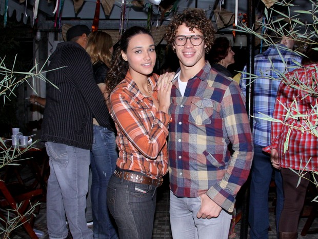 Débora Nascimento e José Loreto em festa julina no Rio (Foto: Alex Palarea/ Ag. News)