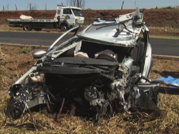 Carro ficou destruído com a força da batida em rodovia de Olímpia (Foto: Reprodução/ TV TEM)