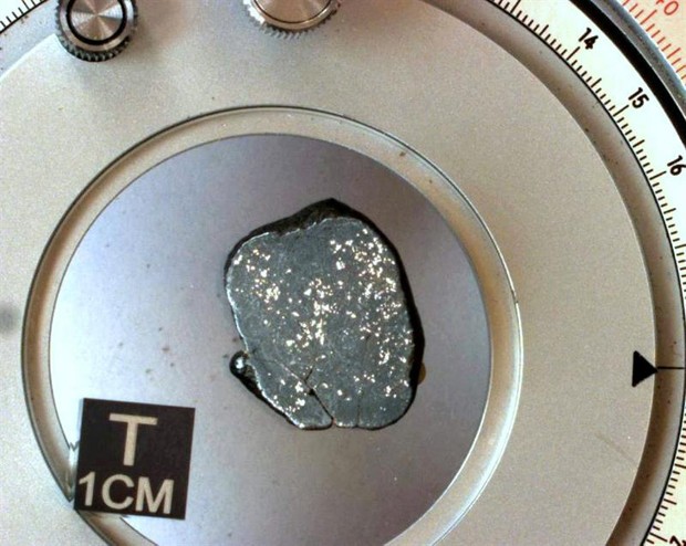 Fragmentos de raro meteorito "não alterado" são encontrados no Saara (Foto: EFE/J.Otazu)