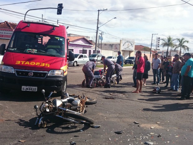 G Acidente Entre Carro E Moto Deixa Dois Feridos Em Itapetininga Sp Not Cias Em