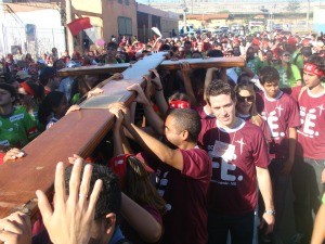 Jovens carregando cruz peregrina em Campo Grande MS (Foto: Fernando da Mata/G1 MS)
