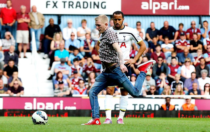 torcedor invade jogo do Tottenham e cobra falta (Foto: Reuters)