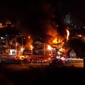 Incêndio destrói loja de tecidos na capital (Fogo destrói loja de tecidos em Florianópolis (Incêndio destrói loja de tecidos em Florianópolis (Flávio Kauling/Divulgação)))