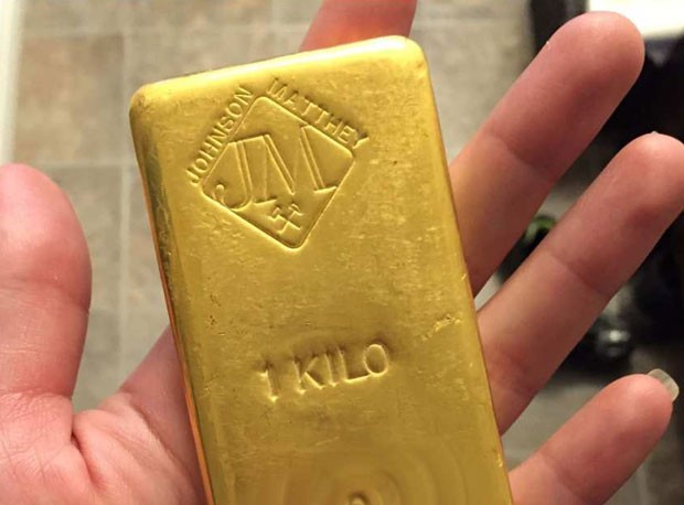 Encanadores encontraram barra de ouro de 1 quilo enquanto reformavam o banheiro em Calgary (Foto: Reprodução/Facebook/Shipwreckhunter)