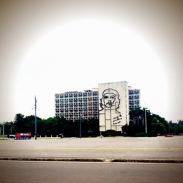 Nanda Costa mostra prédio com rosto de Che (Foto: Instagram)