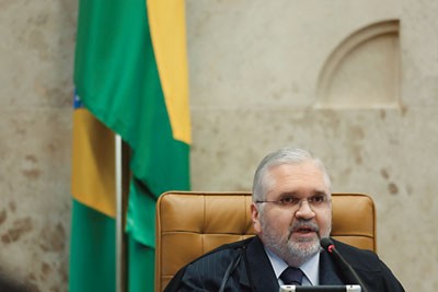 O procurador-geral da República, Roberto Gurgel, no Supremo Tribunal Federal, na sexta-feira passada. Ele invocou a Teoria do Domínio do Fato, usada em processos contra o crime organizado, para fundamentar sua acusação contra José Dirceu  (Foto: Celso Junior/ÉPOCA)