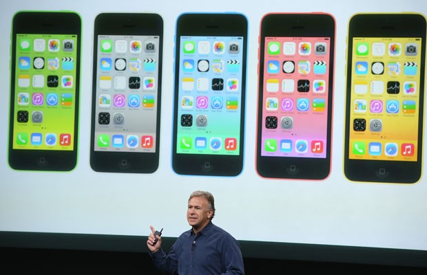 Phill Schiller, vice-presidente de marketing da Apple, mostra o novo iPhone 5C, modelo a baixo custo do smartphone da companhia. (Foto: Justin Sullivan/France Presse)