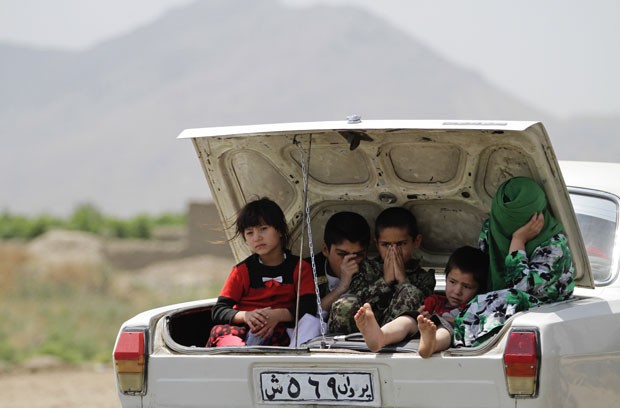 Um motorista foi flagrado nesta quinta-feira (13) levando cinco pessoas no porta-malas do carro em uma estrada perto de Cabul, no Afeganistão (Foto: Ahmad Jamshid/AP)