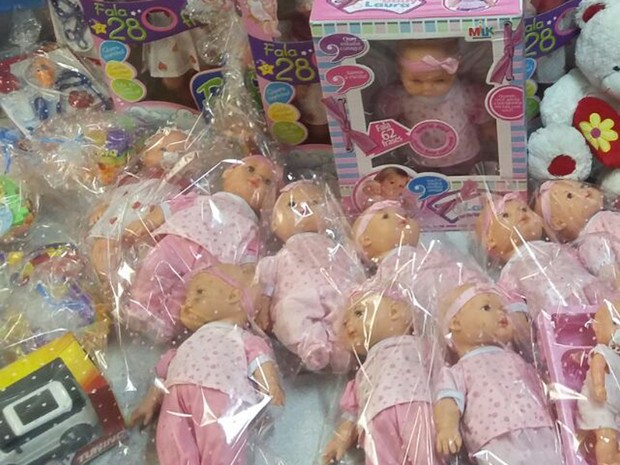 Brinquedos foram distribuídos pela UPP na subida de um dos acessos ao Pavão Pavãozinho (Foto: Divulgação/Polícia Militar do Rio de Janeiro)