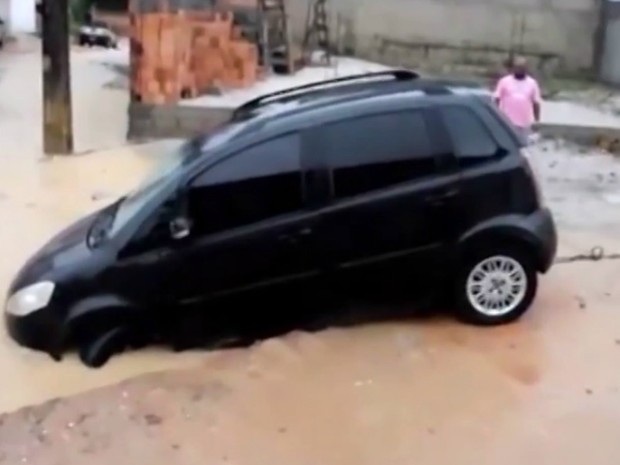 Veículo foi retirado com a ajuda de um guincho (Foto: Reprodução/TV Bahia)