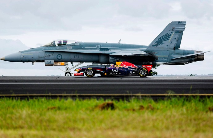 Daniel Ricciardo RBR compete com um caça F-18 hornet em Melbourne (Foto: Agência Reuters)