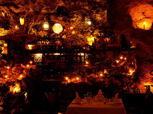O restaurante fica dentro de uma caverna com idade estimada em 120 mil a 180 mil anos (Foto: Ali Barbour&#39;s Cave/Divulgação)