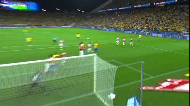 <p>
	Neymar cruza, Paulinho escora de cabe&ccedil;a, e bola passa perto do travess&atilde;o de Anthony Silva!!</p>
