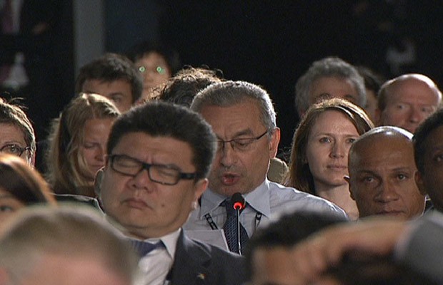 Delegado cochila durante plenária da ONU na Rio+20 (Foto: Reprodução)