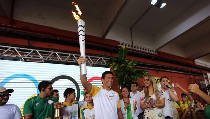 Lyoto Machida carrega a Tocha Olímpica antes de dar início ao revezamento (Foto: Rio 2016)