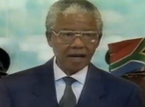 Nelson Mandela durante discurso após assumir a presidência da África do Sul (Foto: Reprodução Internet/Youtube)