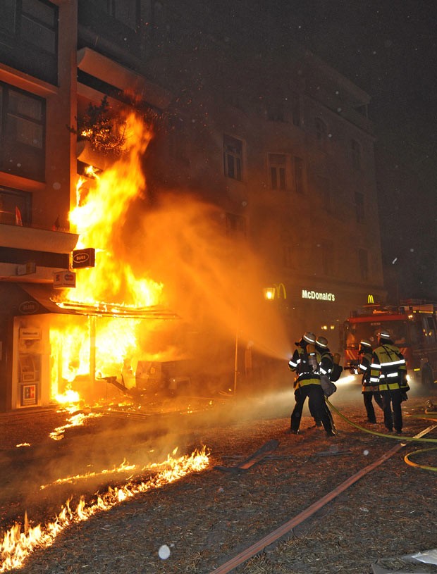 Bombeiros tentam controlar um incêndio que teve início com a detonação da bomba em Munique (Foto: AP/Berufsfeuerwehr Muenchen/DAPD)