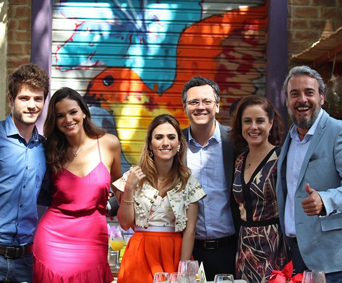 Família reunida! Ben, Mari, Cícero, Danda, Eva e Juju comemoram o sucesso do Cebola Brava (Foto: Ariane Ducati/Gshow)