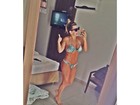 Fernanda Souza faz selfie de biquíni no espelho e recebe elogios na web