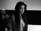 Amanda Djehdian posta foto sensual em um quase topless
