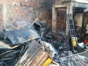 Parte dos materiais ficou danificada com o incêndio (Foto: Bruno Costa/Corpo de Bombeiros)