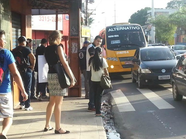 Paralisação afeta a circulação de ônibus em diversos pontos da cidade (Foto: Girlene Medeiros/G1 AM)