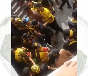Torcedores do Peñarol saqueiam estádio Centenário (Foto: Reprodução/Youtube)