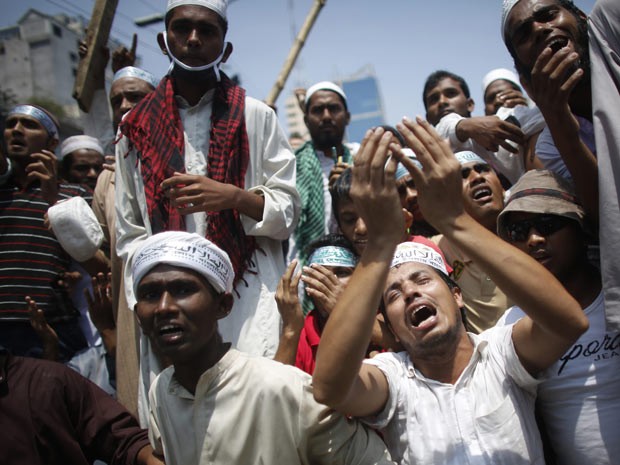 Radicais islâmicos oram durante protesto a favor de lei que pune calúnia ao Islã. (Foto: Reuters)
