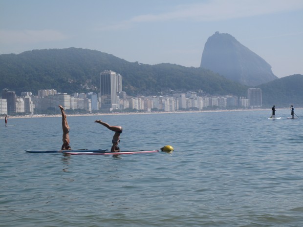 Stand Up Yoga na Praia de Copacabana; prática promete tomar as praias e a Lagoa Rodrigo de Freitas neste verão (Foto: Isabela Marinho/ G1)