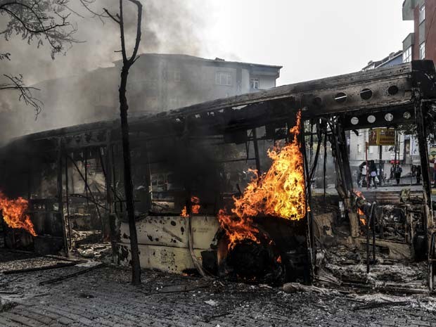 Ônibus foi incendiado por manifestantes curdos em Istambul durante manifestação contra a ação do grupo Estado Islâmico na cidade de Koboni, na Síria (Foto: AFP PHOTO/OZAN KOSE)