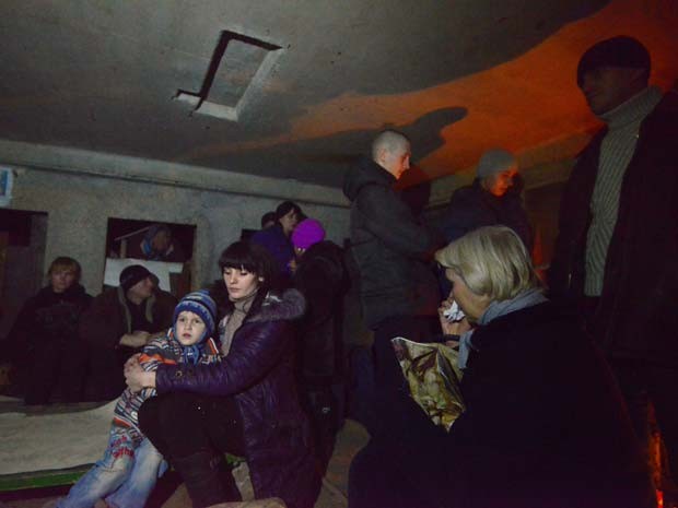 Famílias se abrigam em porão durante bombardeio no sul de Debaltseve nesta quinta-feira (29) (Foto: AFP PHOTO / DOMINIQUE FAGET)