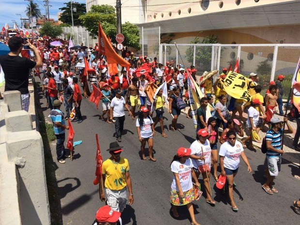 Osa manifestantes realizaram uma caminhada por cerca de 6km (Foto: Reprodução TV Verdes Mares)