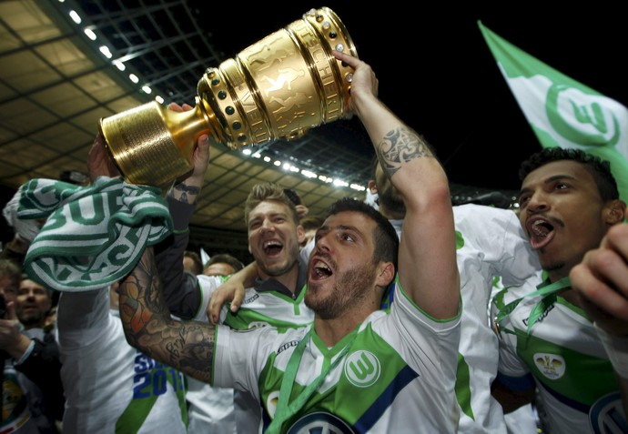 Luiz Gustavo comemora título do Wolfsburg (Foto: Ina Fassbender/Reuters)