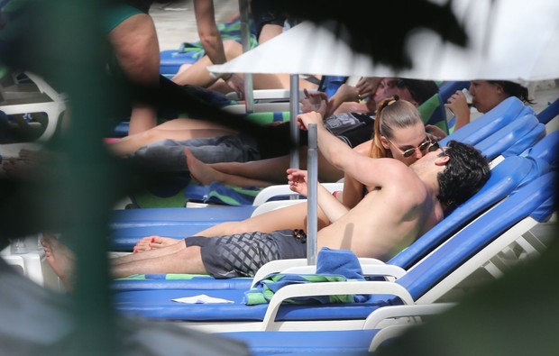 Joe Jonas na piscina com a namorada (Foto: André Freitas / AgNews)
