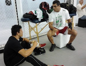 Cezar Mutante conversa com Vitor Belfort MMA (Foto: Ivan Raupp / Globoesporte.com)