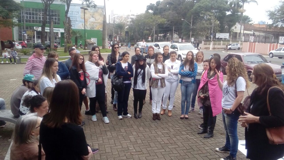 Mulheres protestaram contra morte de jovem em chapecó (Foto: Carolina Listone)