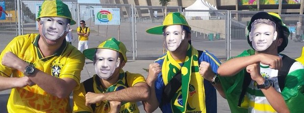 No Mineirão, torcedores 'viram' Neymar (No Mineirão, torcedores vão de Neymar Em BH, torcedores homenageiam Neymar (Laura de Las Casas/G1)) No Mineirão, torcedores 'viram' Neymar (No Mineirão, torcedores vão de Neymar Em BH, torcedores homenageiam Neymar (Laura de Las Casas/G1))