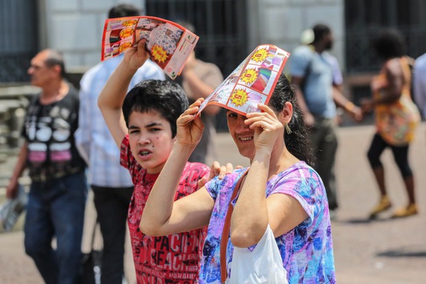 Paulistanos enfrentam calor no Viaduto do Chá, no centro de São Paulo (SP), no começo da tarde desta sexta-feira (17) (Foto: Renato S. Cerqueira/Futura Press/Estadão Conteúdo) Paulistanos enfrentam calor no Viaduto do Chá, no centro de São Paulo (SP), no começo da tarde desta sexta-feira (17) (Foto: Renato S. Cerqueira/Futura Press/Estadão Conteúdo)