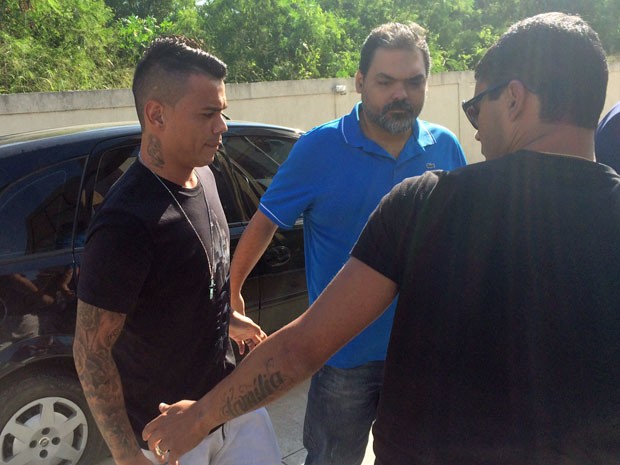 Bernardo chegou acompanhado de um advogado e de familiares (Foto: Henrique Coelho/ G1)