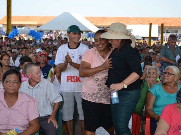 População participa do sorteio de casas populares em Cacoal A senhora Maria Nair foi a primeira sorteada. (Foto: Magda Oliveira)