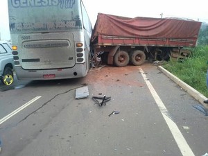 Uma pessoa morreu e seis ficaram feridas em acidente envolvendo ônibus e carreta próximo a Colinas do TO (Foto: Divulgação/PRF TO)