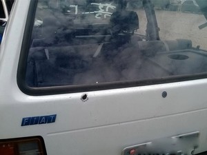 Marca de tiro pode ser vista na traseira do veículo (Foto: Pátio Sul Minas)