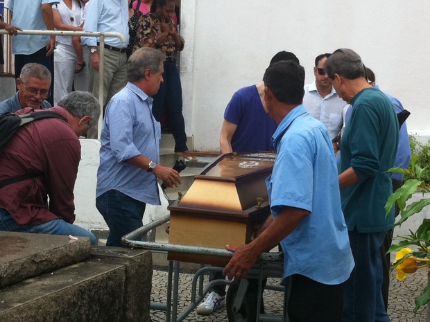 Corpo da atriz Lídia Mattos foi enterrado no São João Batista, no Rio (Foto: Marcelo Elizardo/G1)