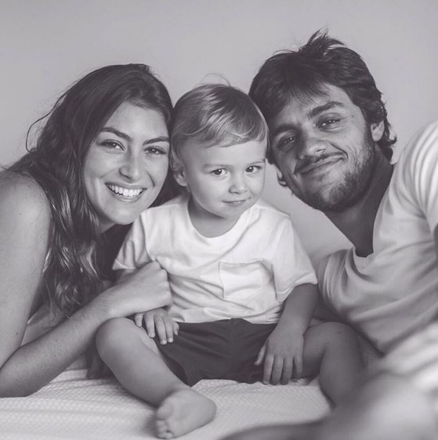 Felipe Simas com a mulher, Mariana Uhlmann, e o filho, Joaquim (Foto: Reprodução/Instagram)