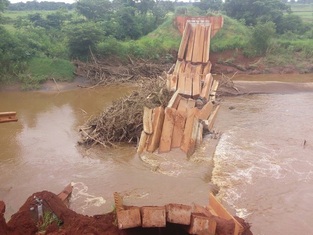 Ponte da rodovia MS-382 desaba em Guia Lopes da Laguna (Foto: Ademir Souza Almeida/arquivo pessoal)