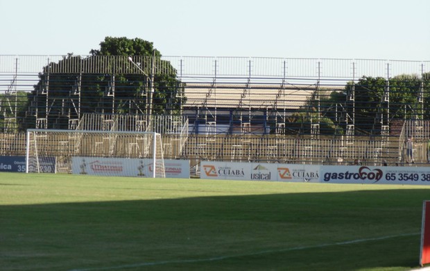 Arquibancadas móveis estão sendo instaladas atrás dos gols (Foto: Assessoria/Luverdense Esporte Clube)