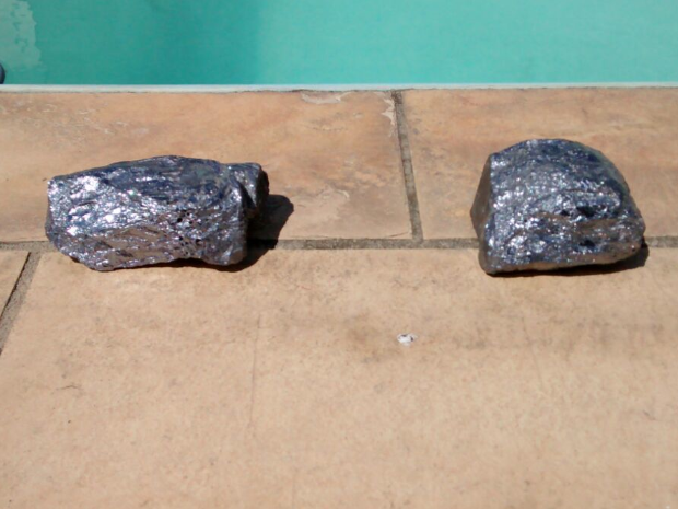 Pedras caíram do céu dentro da piscina em casa de Iguaba Grande (Foto: Arquivo pessoal/ Marcelo Oliveira) Pedras caíram do céu dentro da piscina em casa de Iguaba Grande (Foto: Arquivo pessoal/ Marcelo Oliveira)